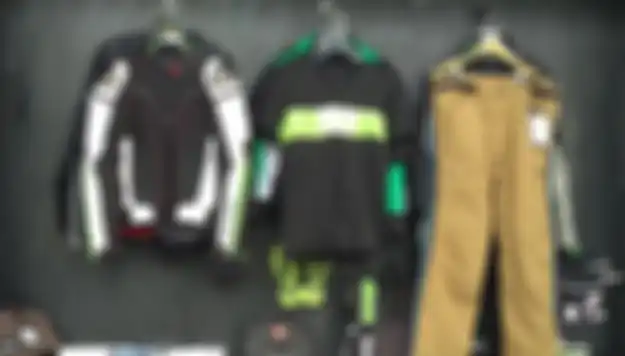 Selain jualan motor booth Kawasaki juga jualan apparel, soal harga bisa bersaing dengan brand lain.