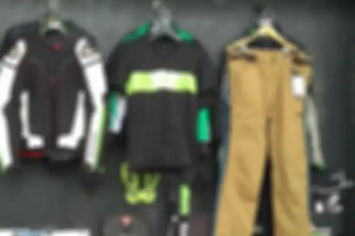 Selain jualan motor booth Kawasaki juga jualan apparel, soal harga bisa bersaing dengan brand lain.