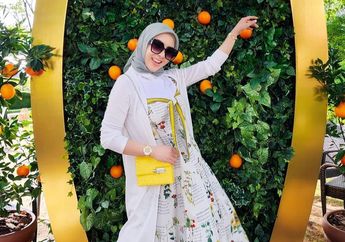 Tetap Centil dan Cetar, Intip Fashion Hijab Syahrini Pakai Rok Mini saat Tenis