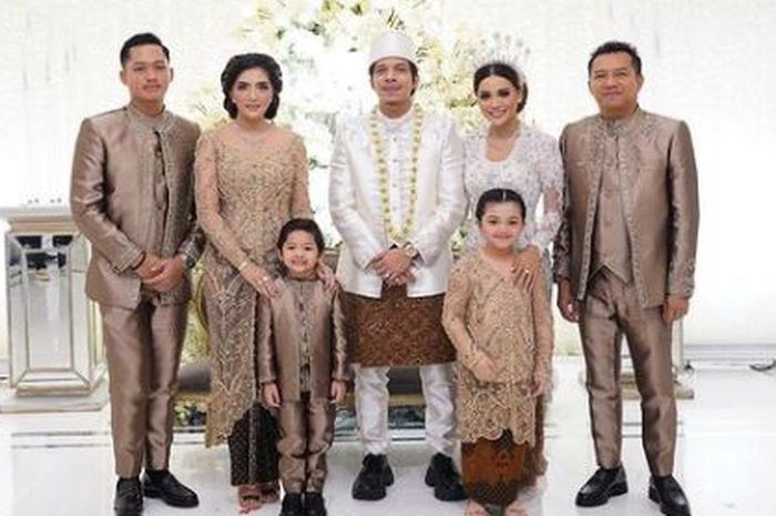 Keluarga The Hermansyah saat berpose bersama Atta Halilintar dan Aurel sesaat sebelum akad nikah