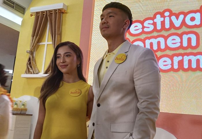 Nikita Willy dan Indra Priawan saat ditemui Usai Festival Zwitsal Momen Boanding Bermakna di FX Sudirman, Kamis (22/12/2022).