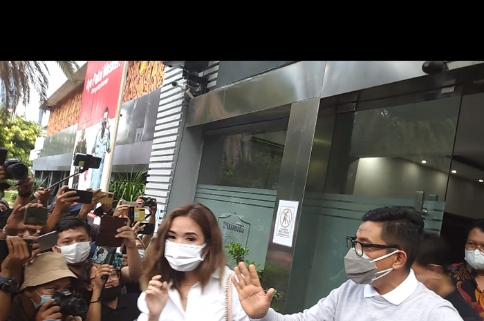 Gisella Anastasia usai menjalani pemeriksaan sebagai saksi atas kasus video panas mirip dirinya itu di Polda Metro Jaya, Jakarta Selatan, Selasa (17/11/2020).