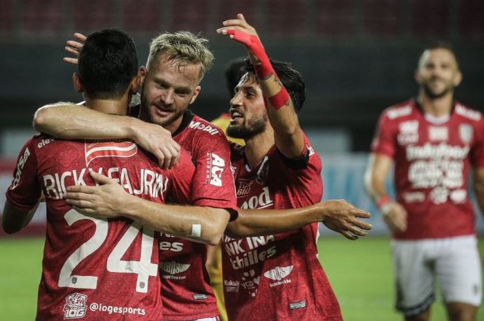 Kiri ke kanan, Ricky Fajrin, Melvin Platje, dan Stefano Lilipaly, merayakan gol Bali United ke gawang Mitra Kukar di Piala Presiden 2019.