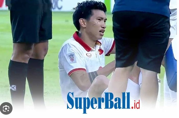 Doan Van Hau berpura-pura kesakitan setelah menekel keras pemain Timnas Indonesia.