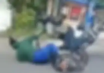Pamer Kebolehan di Atas Motor pada Tempat yang Salah, Pemuda Ini Tertabrak Pengendara yang Melintas