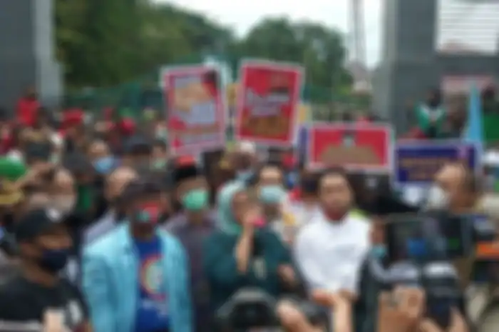 Bupati Bogor Ade Yasin ambil bagian aksi unjuk rasa di tengah-tengah ribuan buruh di depan kantornya, Jalan Tegar Beriman, Cibinong, Kabupaten Bogor, Jawa Barat, Jumat (16/10/2020).