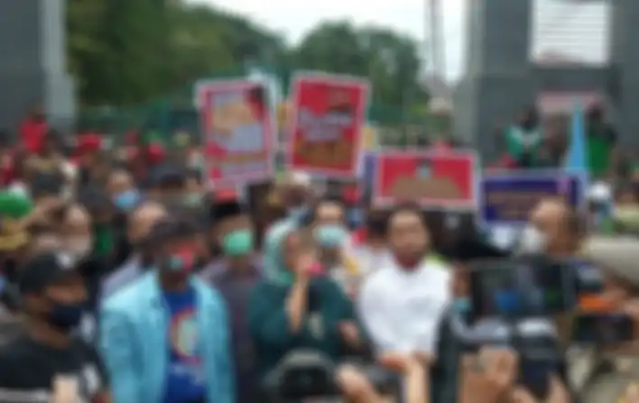 Bupati Bogor Ade Yasin ambil bagian aksi unjuk rasa di tengah-tengah ribuan buruh di depan kantornya, Jalan Tegar Beriman, Cibinong, Kabupaten Bogor, Jawa Barat, Jumat (16/10/2020).