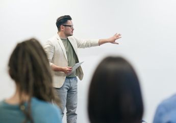 3 Shio Diramal Berjodoh dengan Dosen, Sifat Cerdasnya Bikin Pasangan Bucin Terus