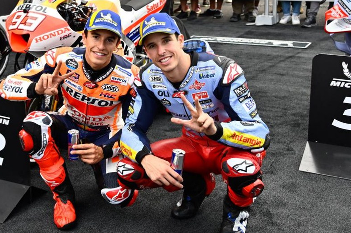 Alex Marquez (kanan) tidak pernah rekomendasikan sang kakak, Marc Marquez untuk terburu-buru meninggalkan Honda. 