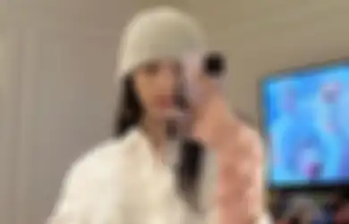 OOTD Lisa BLACKPINK Pakai Topi, Dipadukan dengan Dress Bisa Juga!