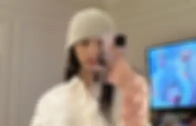 OOTD Lisa BLACKPINK Pakai Topi, Dipadukan dengan Dress Bisa Juga!