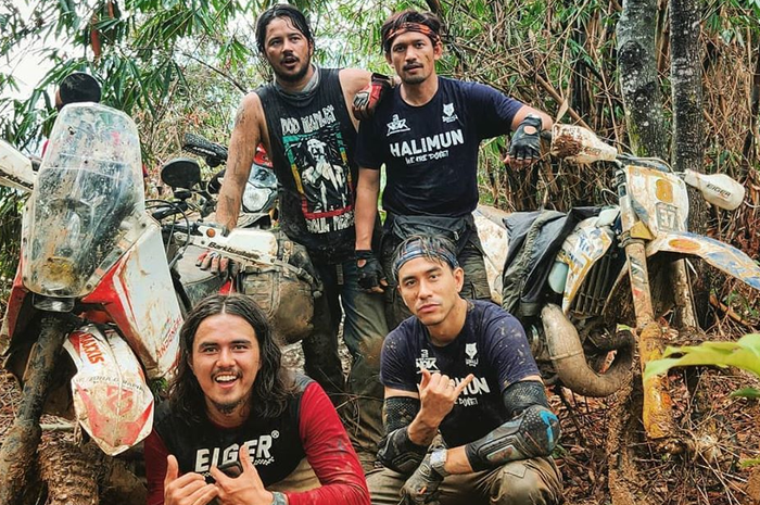 Beberapa artis dan anggota komunitas motor trail membantu korban tanah longsor di Bogor, Jawa Barat.