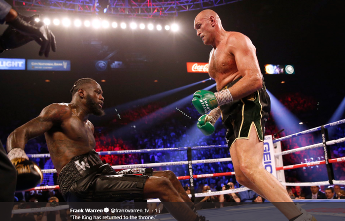Deontay Wilder (kiri) dan Tyson Fury (kanan) saat keduanya bertanding merebutkan gelar juara WBC di MGM Grand Arena, Las Vegas, Nevada, AS, Minggu (23/2/2020).