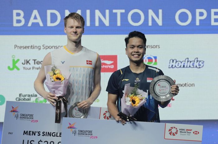 Tunggal putra Indonesia, Anthony Sinisuka Ginting (kanan), berdiri di sebelah lawannya, Anders Antonsen dari Denmark, setelah pertandingan mereka di final Singapore Open 2023 di Singapore Indoor Stadium, Kallang, Singapura, 11 Juni 2023.