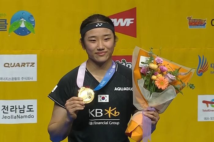 Tunggal putri Korea Selatan, An Se-young saat berpose di podium juara Korea Open 2023 setelah mengandaskan Tai Tzu Ying (Taiwan), di Jinnam Stadium, Yeosu, Korea Selatan, Minggu (23/7/2023).