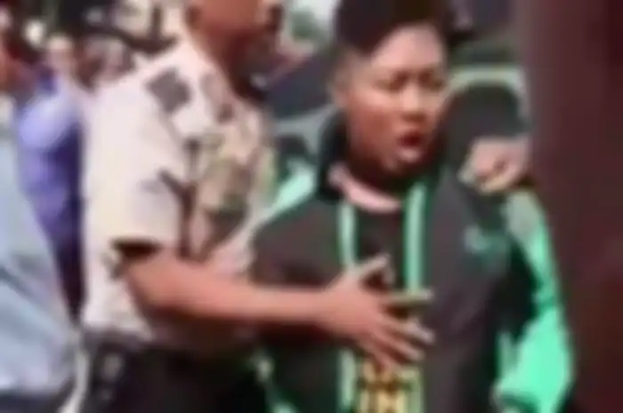 Driver ojol berang motornya ditahan.