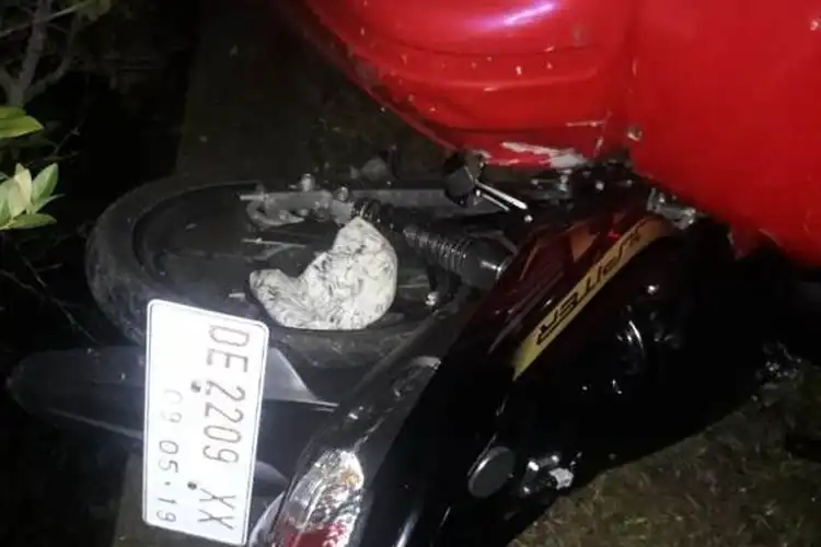Mabuk Berat, Pemotor Tabrak Angkot, Yamaha Jupiter Z1 Rusak Parah