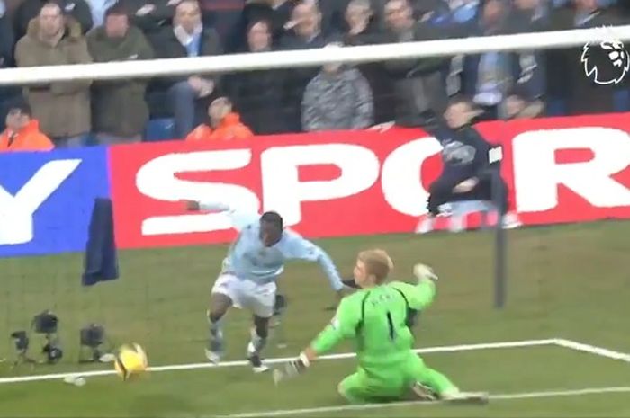 Kiper legendaris Manchester City, Joe Hart, berhasil menepis bola yang ditendang dari jarak 45 meter. Padahal, Hart habis maju sampai ke kotak penalti Manchester United.