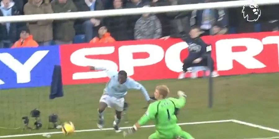 Lari dari Kotak Penalti Man United, Joe Hart Tepis Tendangan dari Jarak 45 Meter