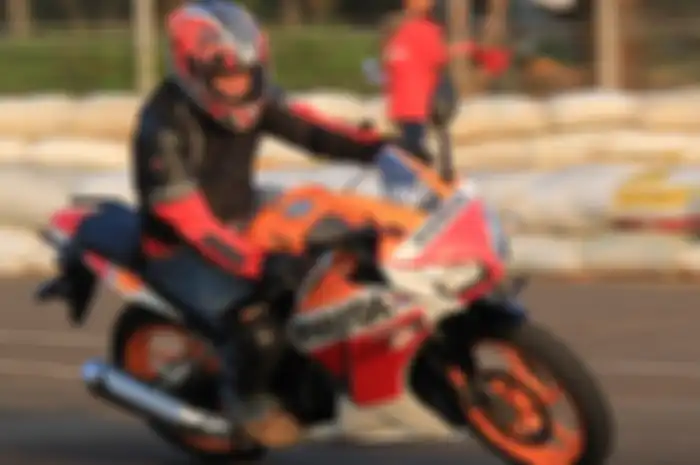 Ilustrasi tidur saat naik motor