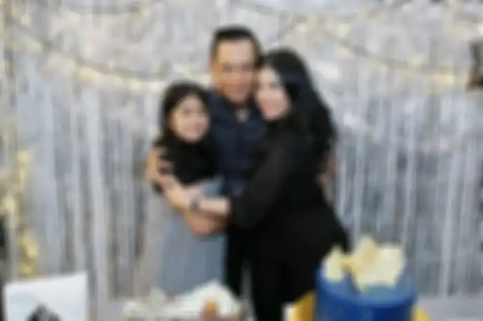Almira Tunggadewi Yudhoyono bersama kedua orang tuanya, Agus Yudhoyono (AHY) dan Annisa Pohan