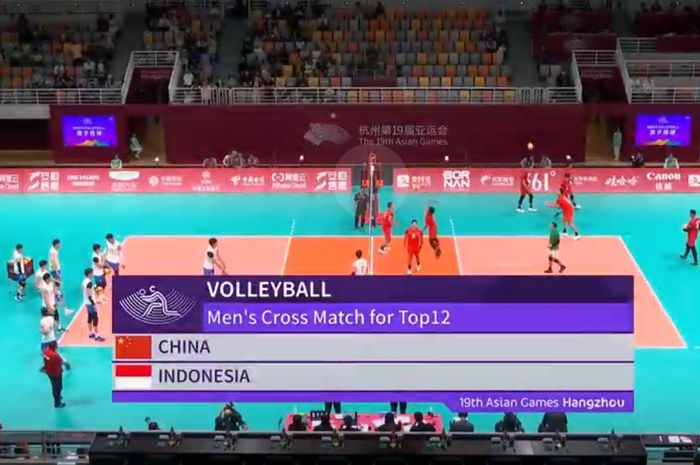 Tim voli putra Indonesia saat tampil menghadapi tuan rumah China pada babak 12 besar Asian Games 2022 di LSC (Linping Sports Centre Gymnasium), Hangzhou, China, Jumat (22/9/2023).