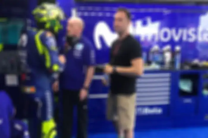 Valentino Rossi di paddock tim Movistar Yamaha
