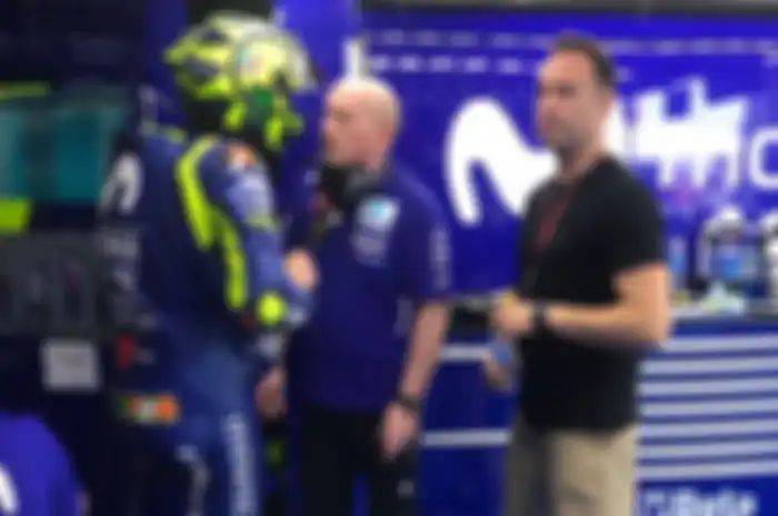 Valentino Rossi di paddock tim Movistar Yamaha