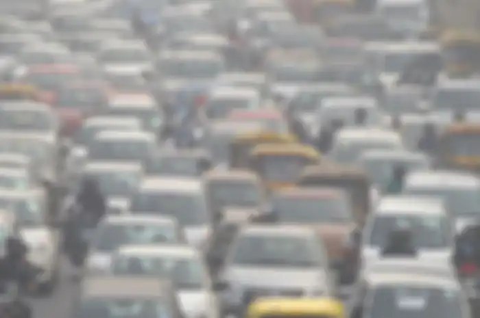 Situasi lalu lintas di salah satu ruas jalan di New Delhi, India, yang padat dan berpolusi tinggi.