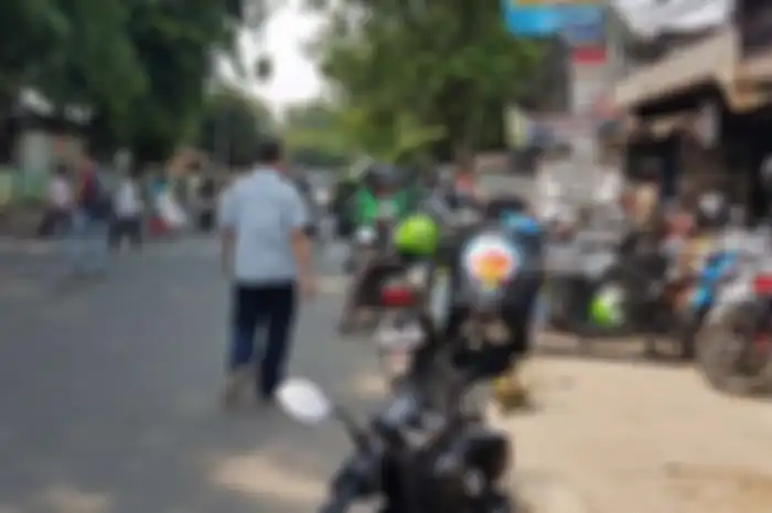 Ilustrasi trotoar berubah fungsi dan menyulitkan pejalan kaki.