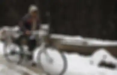 Pilu, Tidak Ada yang Mau Menolong Pria ini Sampai Ia Kayuh Sendiri Sepedanya Bawa Istrinya yang Terluka Sampai 12 Km, Rupanya ini Penyebab Tidak Ada yang Mau Menolong