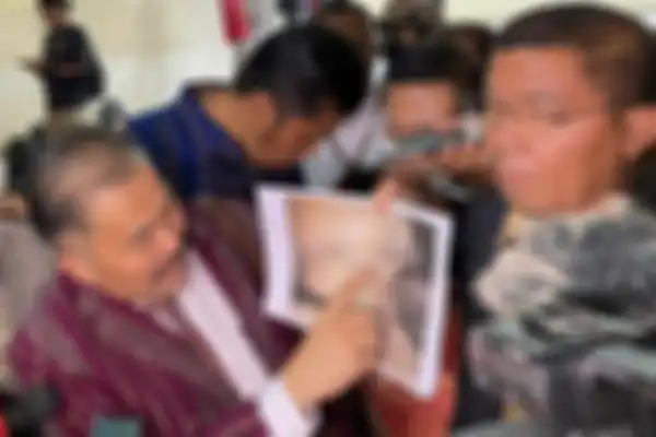Kuasa hukum Brigadir J, Kamaruddin Simanjuntak, menunjukkan gambar jenazah Brigadir J di bagian leher yang diduga sempat dililit dari belakang, di Lobi Bareskrim Polri, Jakarta, Rabu (20/7/2022).