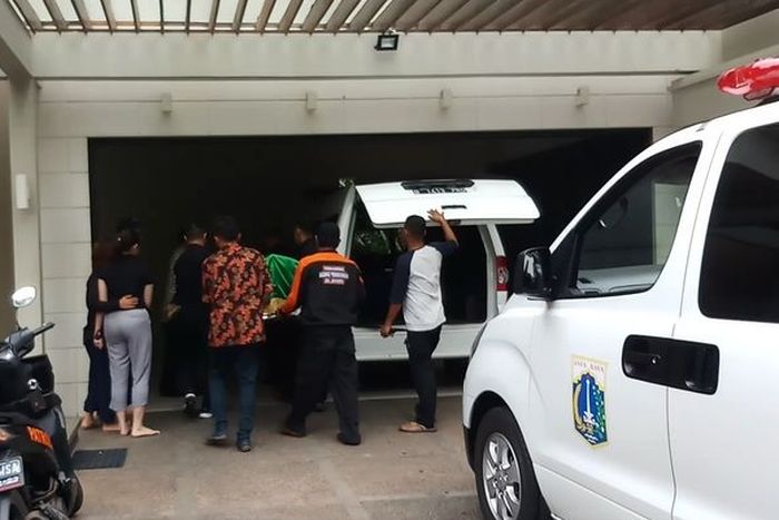Suasana saat jenazah suami penyanyi Bunga Citra Lestari atau BCL, Ashraf saat tiba di kediaman di kawasan Pejaten Barat, Jakarta Selatan, Selasa (18/2/2020) 