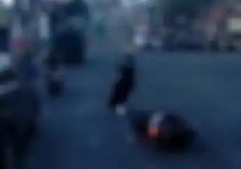 Damkar Lewat Minta Jalan, Perempuan Ini Malah Lari Tinggalkan Motor
