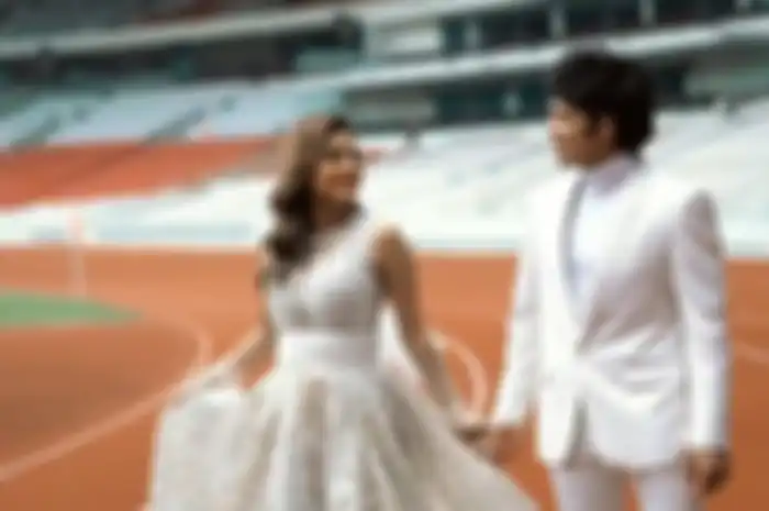 Aurel Hermansyah dan Atta Halilintar melakukan foto prewedding di Stadion GBK.