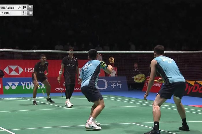 Ganda putra Taiwan, Lee Yang/WanG Chi-Lin saat menghadapi Fajar Alfian/Muhammad Rian Ardianto (Indonesia) pada semifinal Japan Open 2023 di Yoyogi 1st Gymnasium, Tokyo, Jepang, Sabtu (29/7/2023).