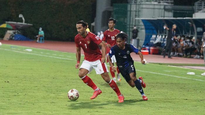 Aksi Ezra Walian dalam laga perdana timnas Indonesia di Piala AFF 2020 melawan Kamboja, Kamis (9/12/2021).