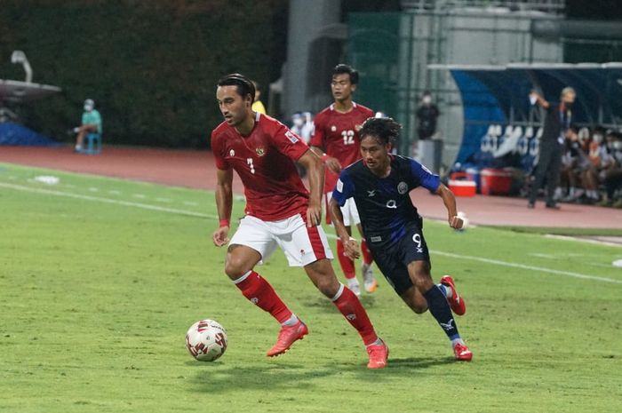 Aksi Ezra Walian dalam laga perdana timnas Indonesia di Piala AFF 2020 melawan Kamboja, Kamis (9/12/2021).