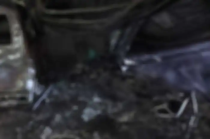 Sebanyak lima motor dan rumah hangus terbakar gara-gara jeriken isi pertalite tumpah.