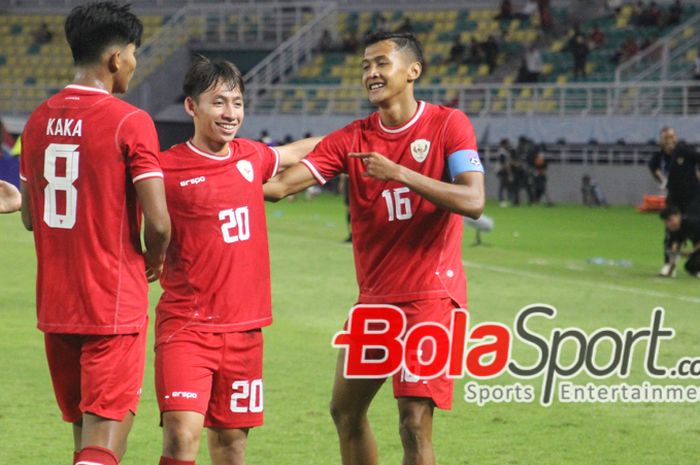 Kapten Timnas U-19 Indonesia, Dony Tri Pamungkas (kanan), meraih gelar pemain terbaik ASEAN Cup U-19 2024.