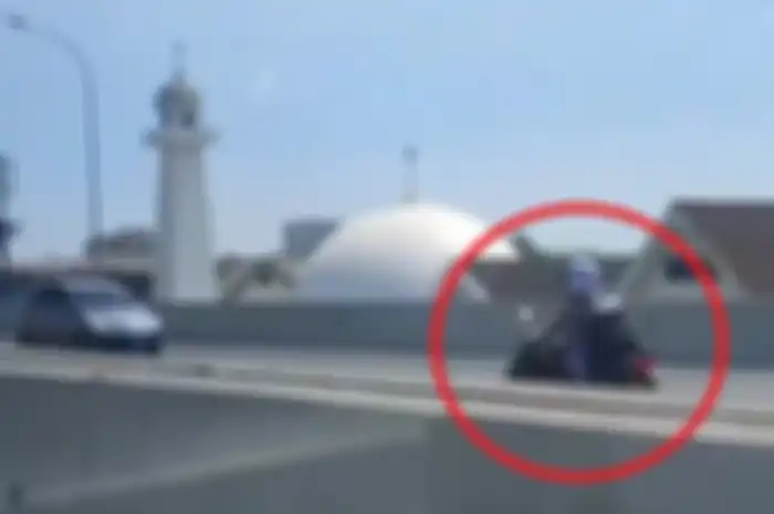 Dua emak-emak berboncengan naik motor nekat lewat jalan tol bahkan hingga lawan arah di Makassar.