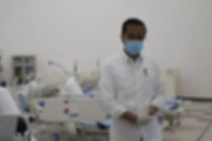 Presiden Joko Widodo saat meninjau RS Darurat Covid-19 di Wisma Atlet Kemayoran, Senin (23/3/2020).
