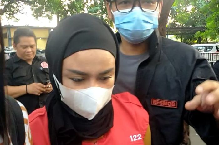 Medina Zein dijemput paksa dan tiba di Polda Metro Jaya pukul 17.02 WIB bersama petugas dari Kejaksaan Negeri (Kejari) Jakarta Selatan. 