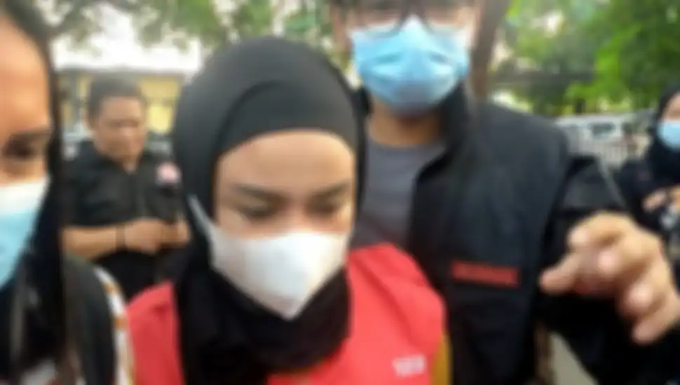 Medina Zein dijemput paksa dan tiba di Polda Metro Jaya pukul 17.02 WIB bersama petugas dari Kejaksaan Negeri (Kejari) Jakarta Selatan. 