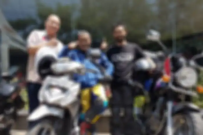 Tatto Sapoetro (tengah), pria berumur 70 tahun turing Jakarta-Lombok sejauh 1.300 Km