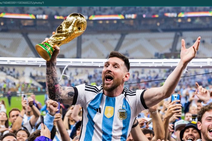 Lionel Messi, yang membawa trofi Piala Dunia, tampak dibopong dan dielu-elukan pasca-pertandingan final Piala Dunia 2022. 