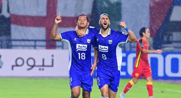 Selebrasi Adam Alis usai mencetak gol pembuka Persib Bandung ke gawang Selangor FC pada laga ketiga Grup G AFC Champions League Two di Stadion Gelora Bandung Lautan Api, Kamis (23/10/2025)