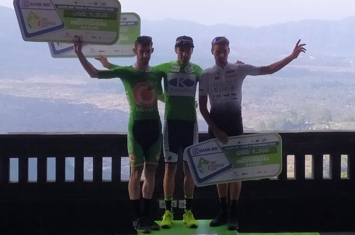 Kiri ke kanan: Angus Lyons, Olivers Real Food Racing (Australia), Thomas Lebas, Kinan Cycling Team (Jepang), dan Jerone Meijers Taiyuan Miogee Cycling Team (China), jadi 3 pembalap terbaik Tour d'Indonesia 2019, setelah etape terakhir di Bali, Jumat (23/8/2019)