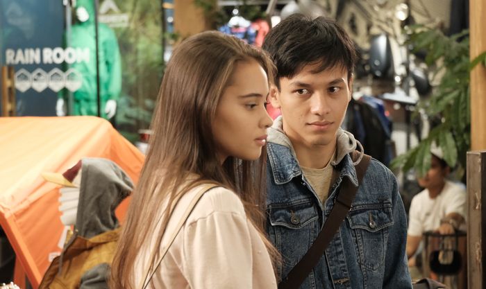 Jefri Nichol dan Aurora Ribero dalam film Seperti Hujan yang Jatuh ke Bumi