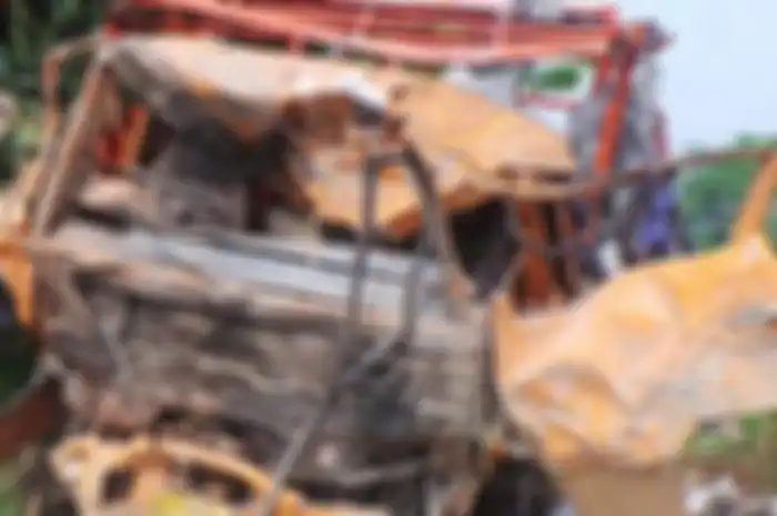 Bangkai Truk yang menabrak banyak sepeda motor dan beberapa rumah di Bumiayu Brebes